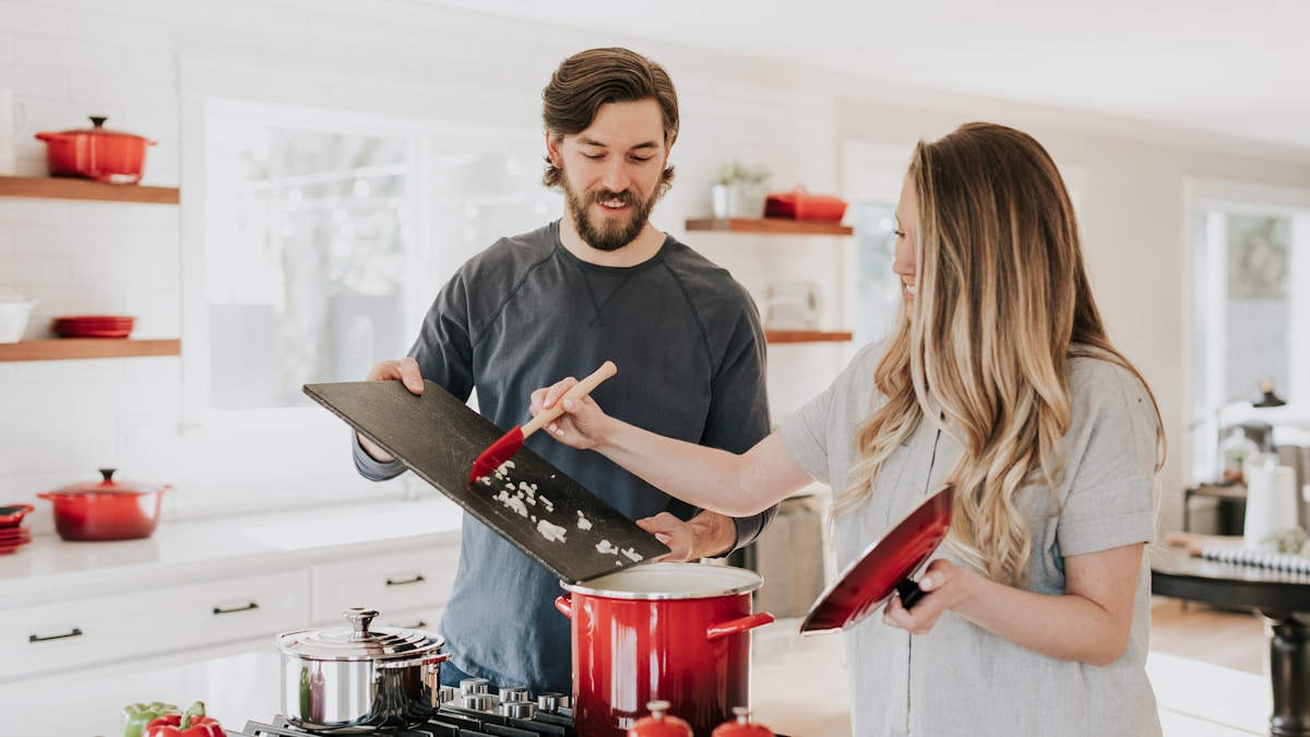 Cuisine ouverte avec matériaux modernes