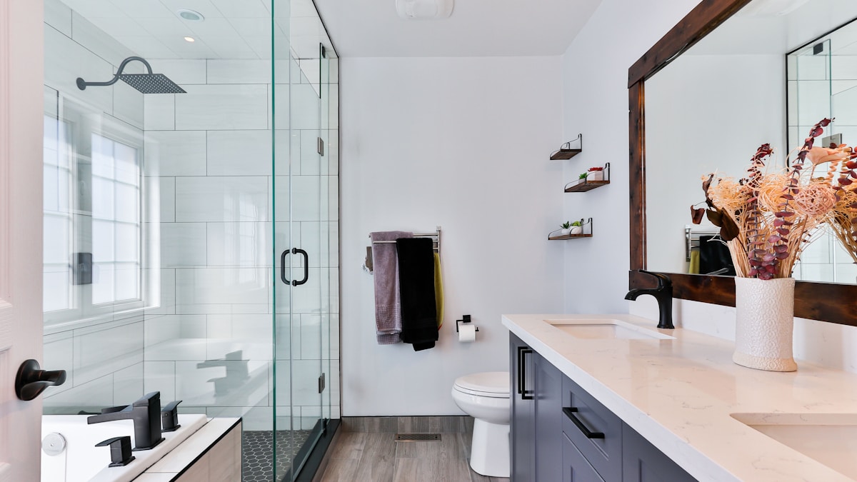 Salle de bain spa avec matériaux naturels